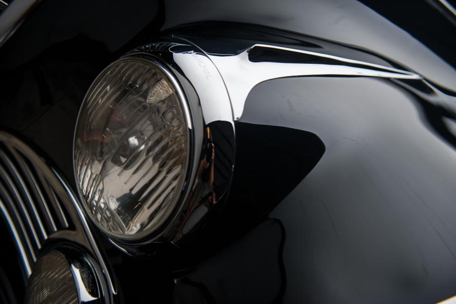Детали экстерьера Cadillac Series 62 Custom Cabriolet by Saoutchik 1948 года  (фото 9 из 32)